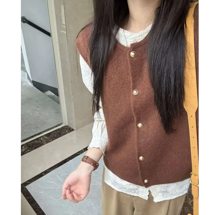 温柔软糯金扣外搭针织马甲背心叠穿花边刺绣衬衫两件套装女ins秋