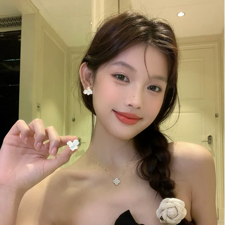 铜合金仿珍珠耳饰 秋冬气质鸢尾花朵珍珠耳环女韩系百搭耳针耳饰
