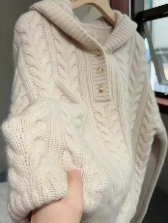 长袖连帽纯色米色上衣女2025冬保暖宽松舒适休闲百搭通勤简约毛衣