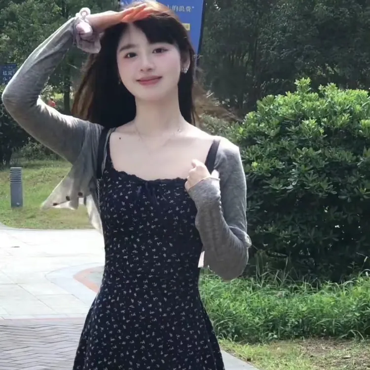 法式碎花吊带蓝色连衣裙女2025春夏新款收腰显瘦气质灰色防晒开衫