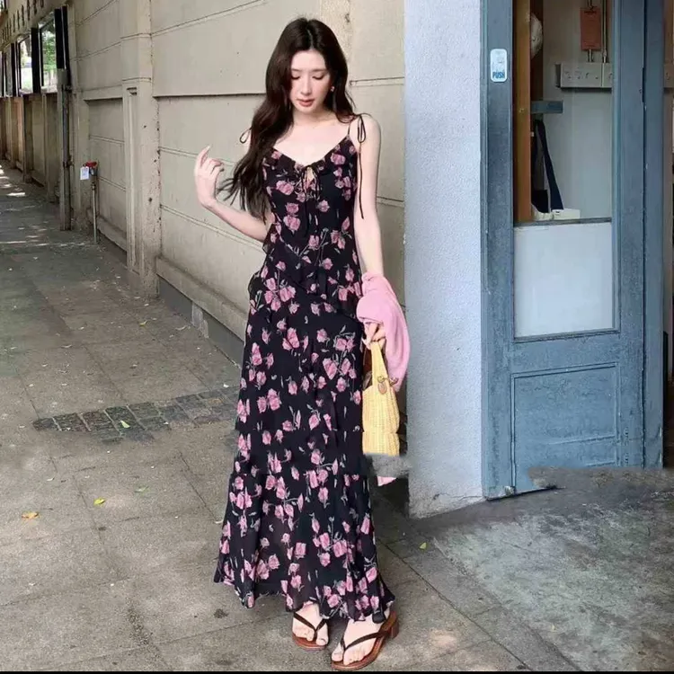 法式洋气连衣裙高腰显瘦碎花夏季款吊带裙V领印花A字裙子AM25105