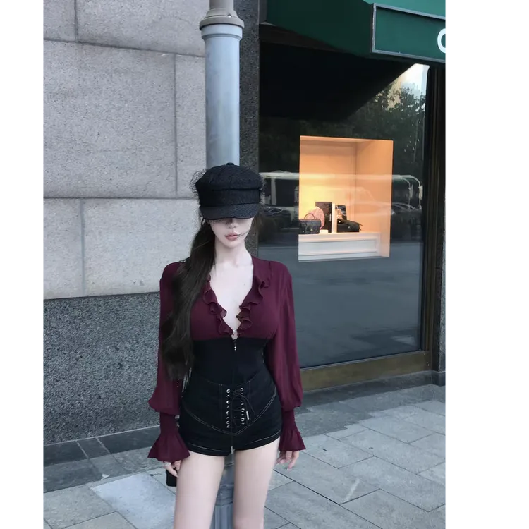 辣妹性感v领荷叶边拼接收腰灯笼袖T恤上衣女设计感绑带热裤两件套
