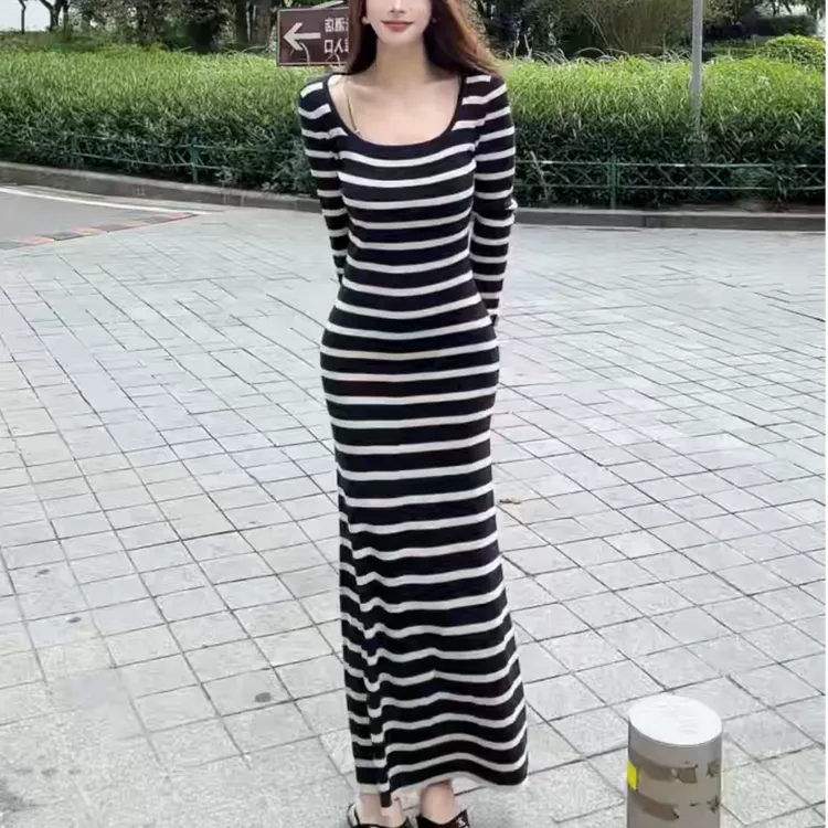 法式条纹长袖针织连衣裙女春秋高级感纯欲U领小个子收腰A字长裙子