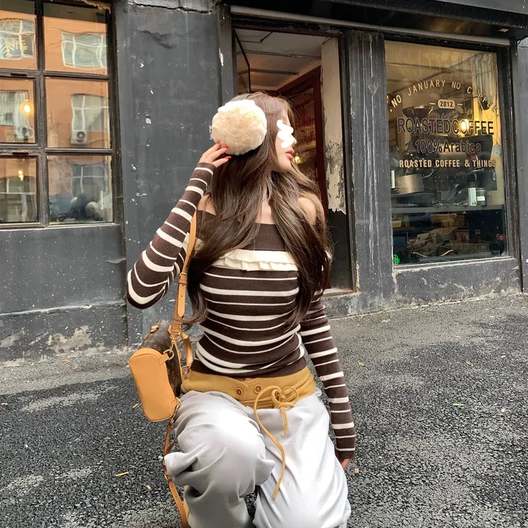 清冷感撞色条纹一字肩针织衫女秋冬木耳边拼接毛衣