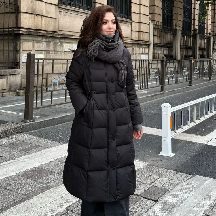 MUBINE 冬季设计感通勤加厚纯色连帽设计过膝羽绒服 25261