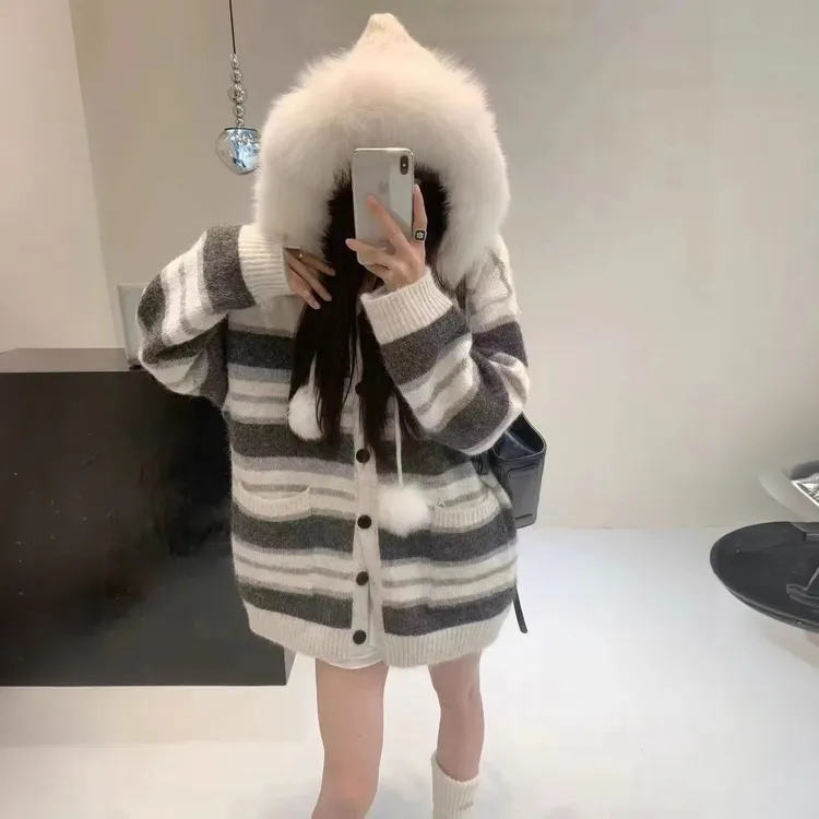 可露丽风韩系连帽毛领条纹毛衣女2025秋冬新款宽松保暖针织开衫潮