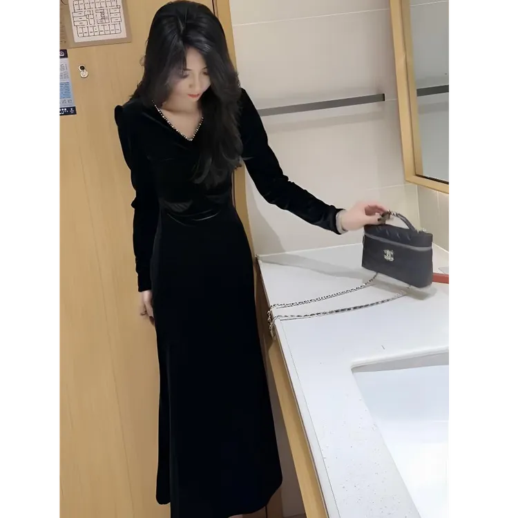 法式赫本风黑色连衣裙女显瘦气质时尚开叉修身轻奢丝绒收腰包臀裙