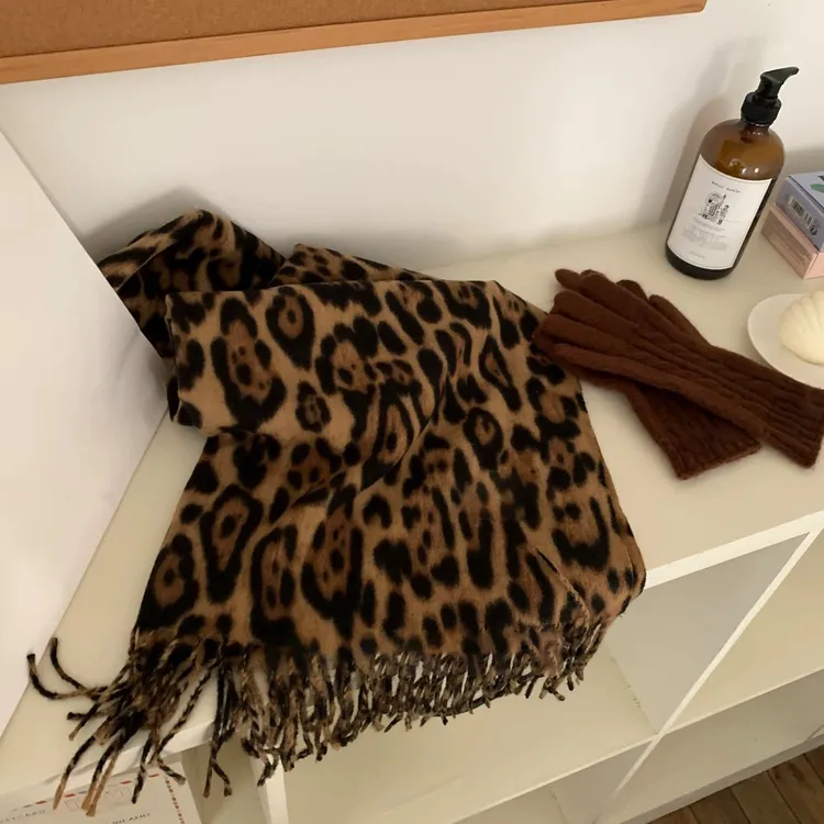 秋冬新款软糯时髦豹纹围巾女百搭保暖护颈围脖时尚复古披肩韩版