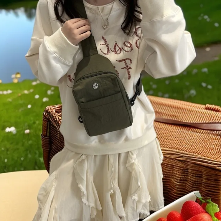 高颜值潮运动小背包斜跨小包包潮流胸包女2025秋季新款轻便斜挎包