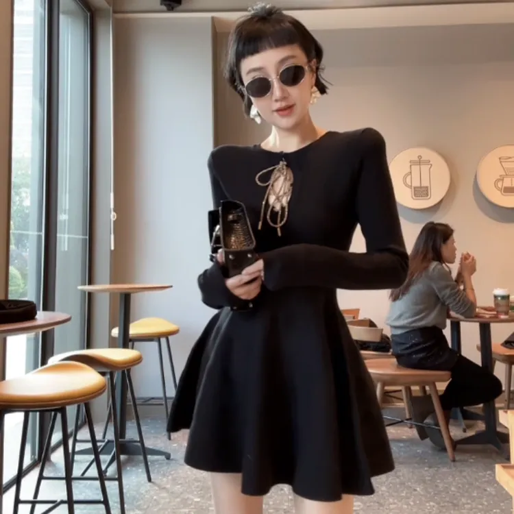 XIAOBAI法式V领千金风短裙长袖气质A字裙轻奢连衣裙收腰秋冬