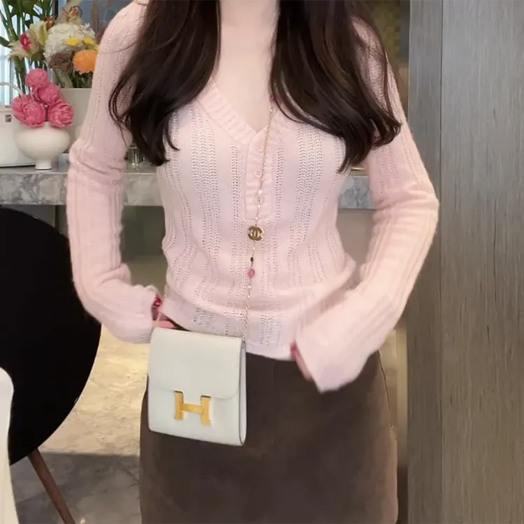 云樱粉黛藕粉色V领竖坑条螺纹镂空针织衫C6286