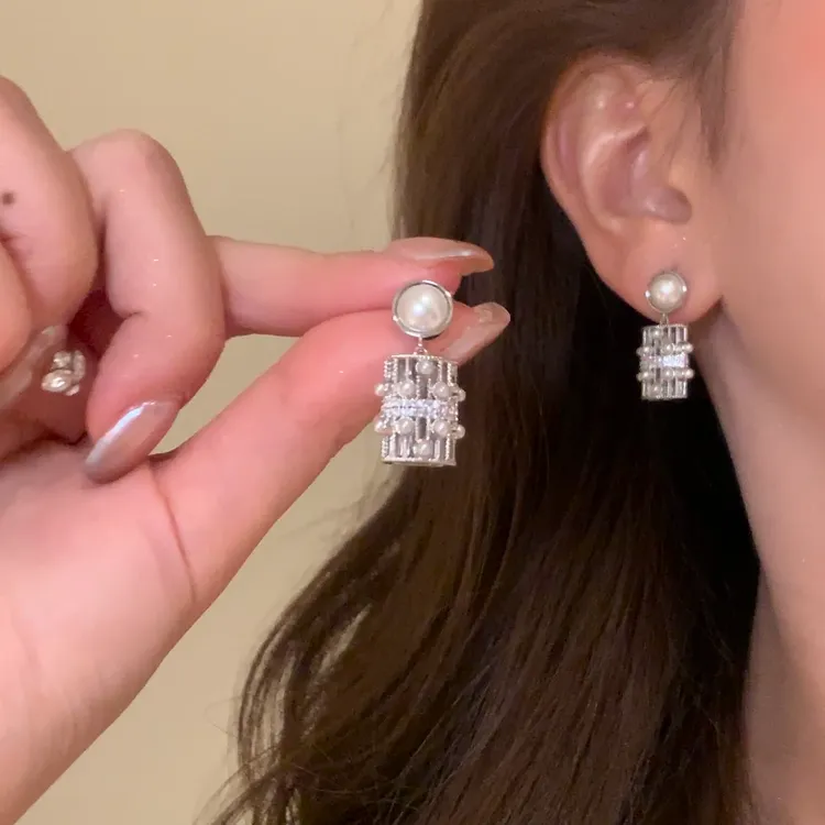 铜合金锆石耳饰 秋冬法式轻奢镂空闪锆珍珠耳环女气质耳针耳饰
