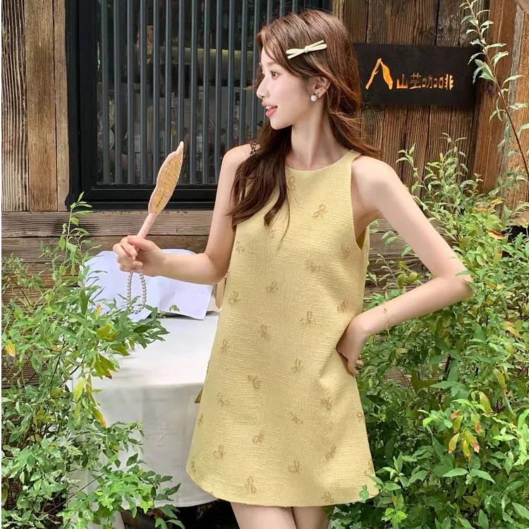 法式修身显瘦连衣裙淡黄碎花无袖小众连衣裙女2025新款初夏日穿搭