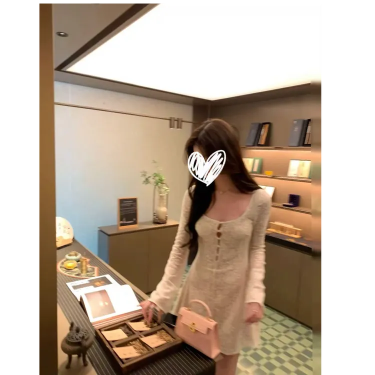 优秀的金蘑菇"迷失巴黎"奶杏色镂空喇叭长袖连衣裙女修身收腰短裙