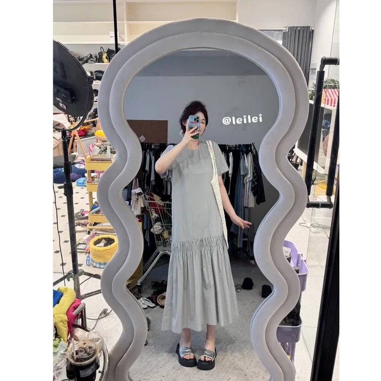 晶咕【西西莉亚】设计感下摆压褶小挖孔露背圆领短袖连衣裙