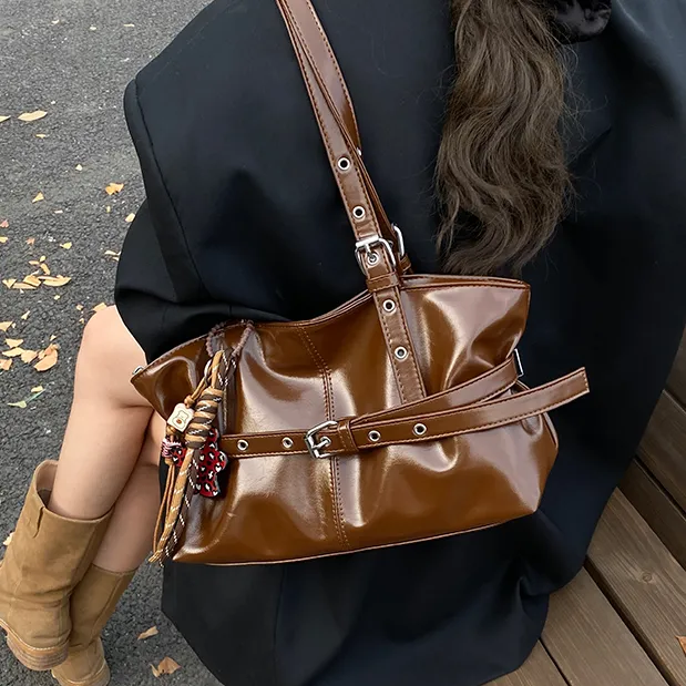 高级感手提腋下包包女2025秋冬新款复古通勤单肩包小众休闲托特包