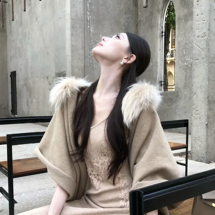 【春日部】优雅气质秋冬百搭轻奢毛毛领斗篷披肩01101