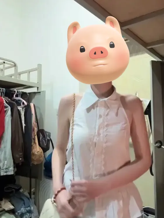 法式气质小众不撞款上衣女夏季高级感超好看独特白色无袖露背衬衫