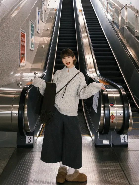 2025冬季新款韩系慵懒风穿搭灰色高领麻花毛衣搭配休闲裤两件套女