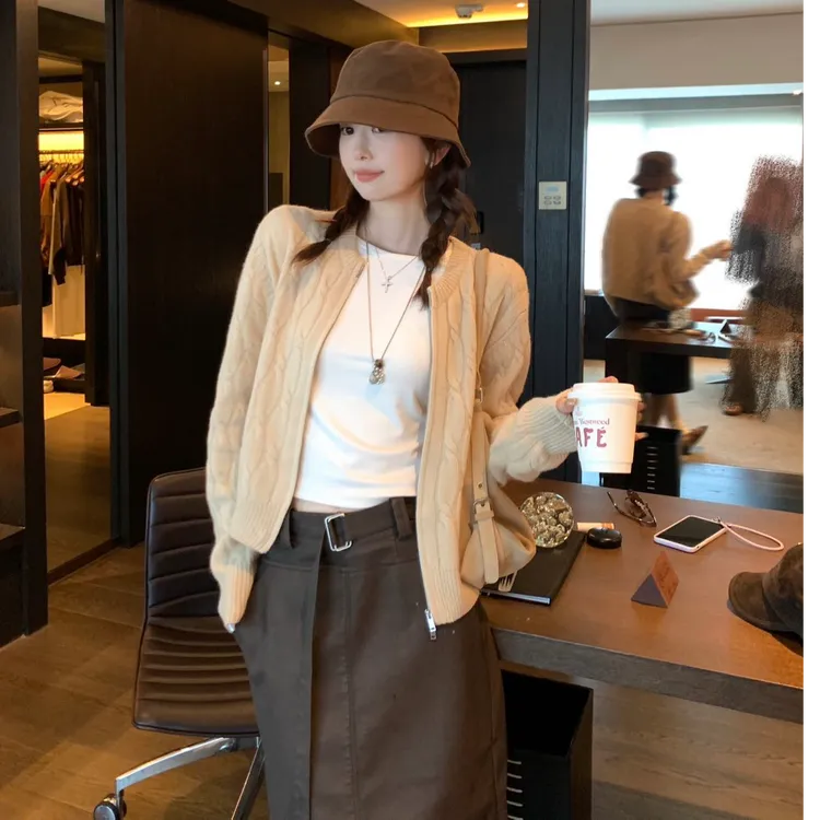 2025新款气质外搭长袖毛衣女秋季新款休闲百搭设计感针织开衫上衣