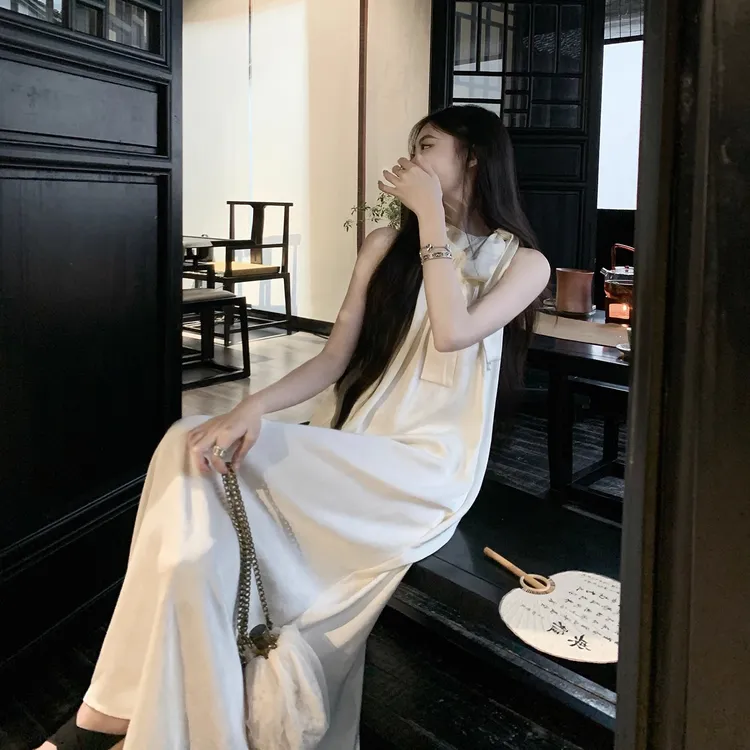 2025白色夏季裙子宽松背心挂脖连衣裙女气质度假法式新中式长裙