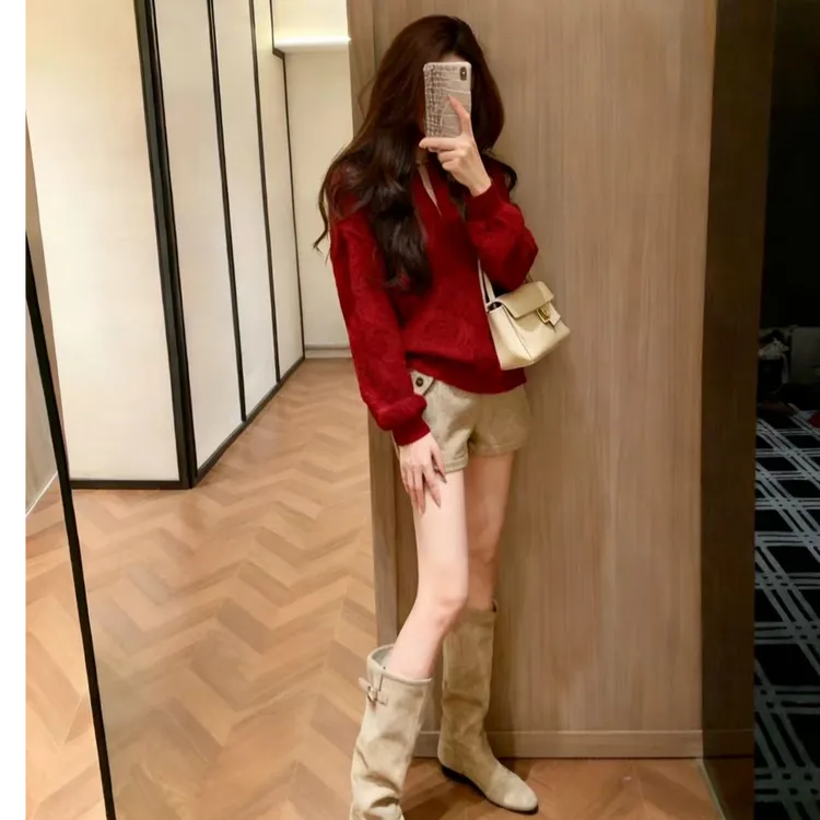 2026秋冬新款韩系气质时尚新年红色针织毛衣高腰卡其色短裤两件套