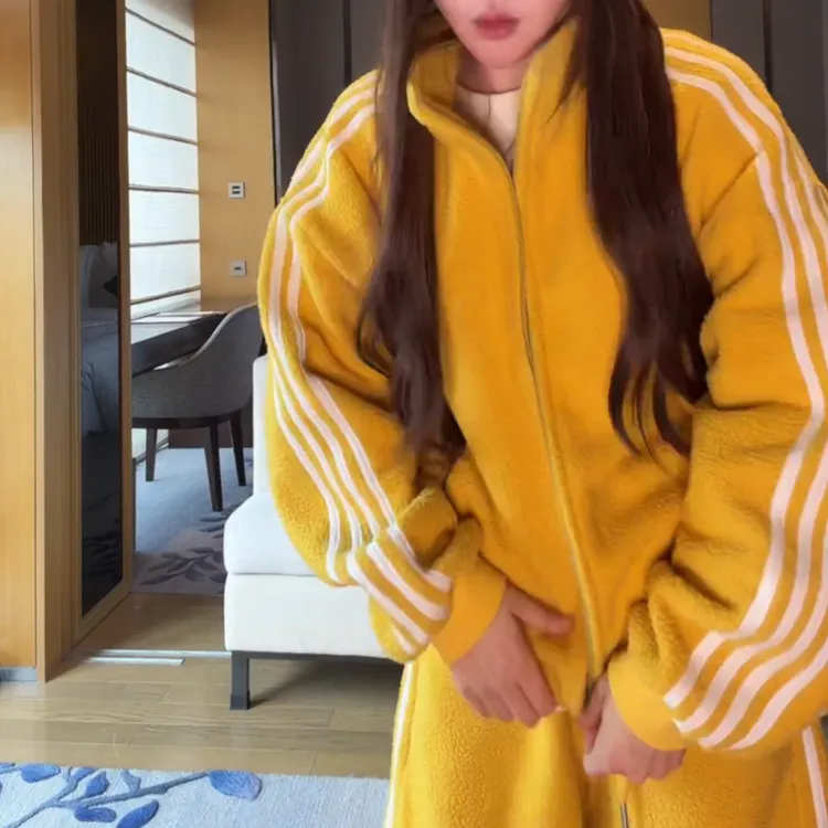 新款冬季百搭休闲气质多巴胺运动三条杠外套LK2508681