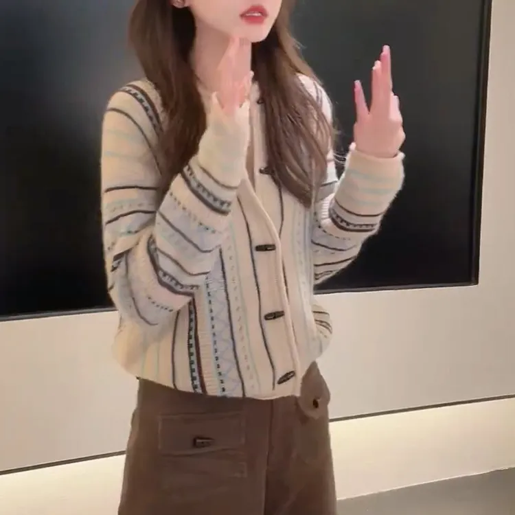 2025年秋冬宽松显瘦保暖上衣外套女韩系慵懒风高级感翻领气质毛衣