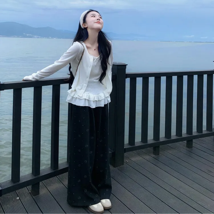 秋季新款出游服装女白色坎肩针织开衫韩系设计感内搭休闲阔腿裤