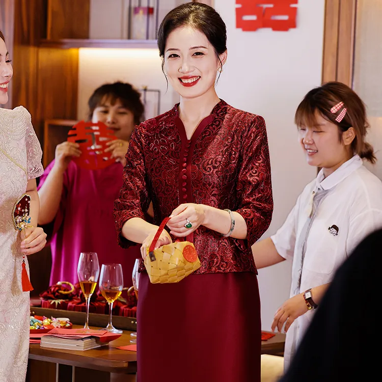高端酒红蕾丝喜婆婆婚宴礼服假两件显年轻气质妈妈婚礼喜服旗袍裙