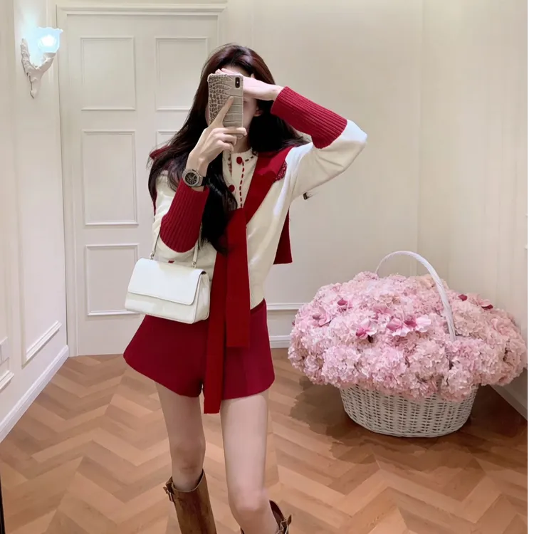 2026秋冬新款圣诞氛围感穿搭针织衫女毛衣披肩百搭红色短裤两件套