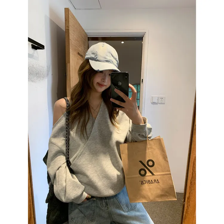 你的鱼 镜头焦点 微胖mm早秋设计感V领交叉挂脖露肩慵懒长袖上衣