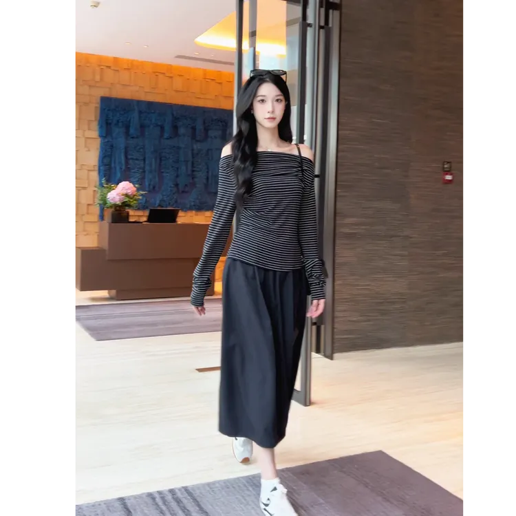 LINLIN服饰《秋日赴约》露肩绝美斜肩条纹上衣女秋长袖t恤+裙子