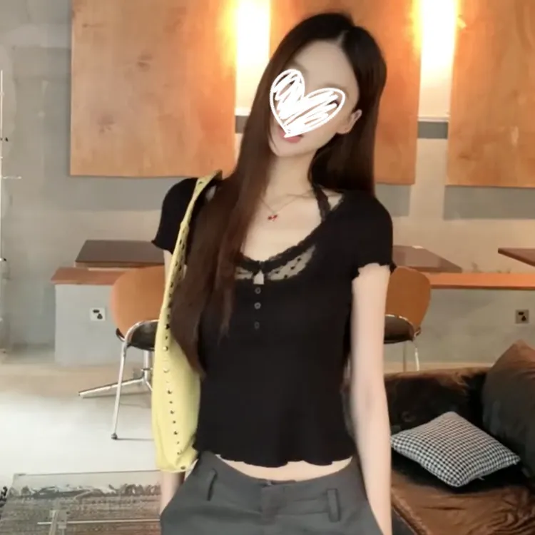 艺等2025年夏季新款法式设计感蕾丝拼接T恤修身显瘦纯欲风女上衣