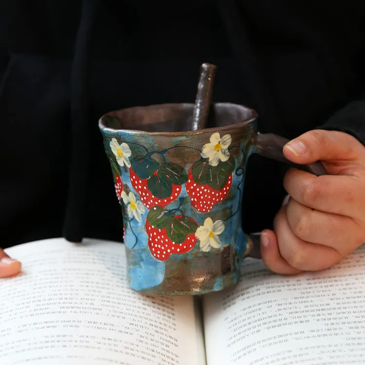 黑陶手捏手绘蓝底草莓马克杯水杯早餐杯牛奶杯咖啡杯景德镇陶瓷杯