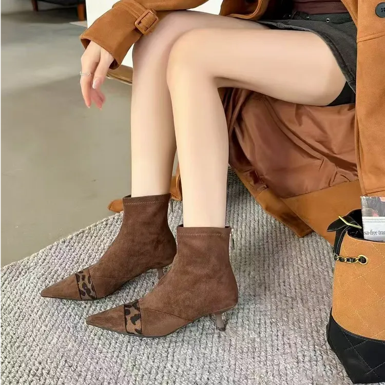 【小贝家】4cm拼接尖头豹纹马丁靴秋冬款中筒靴女鞋细跟瘦瘦靴25150