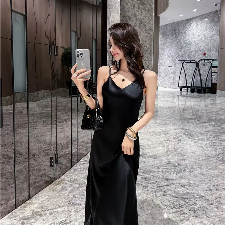 鎏光缎面黑色吊带女夏2025新款过膝长裙设计感黑色后妈裙
