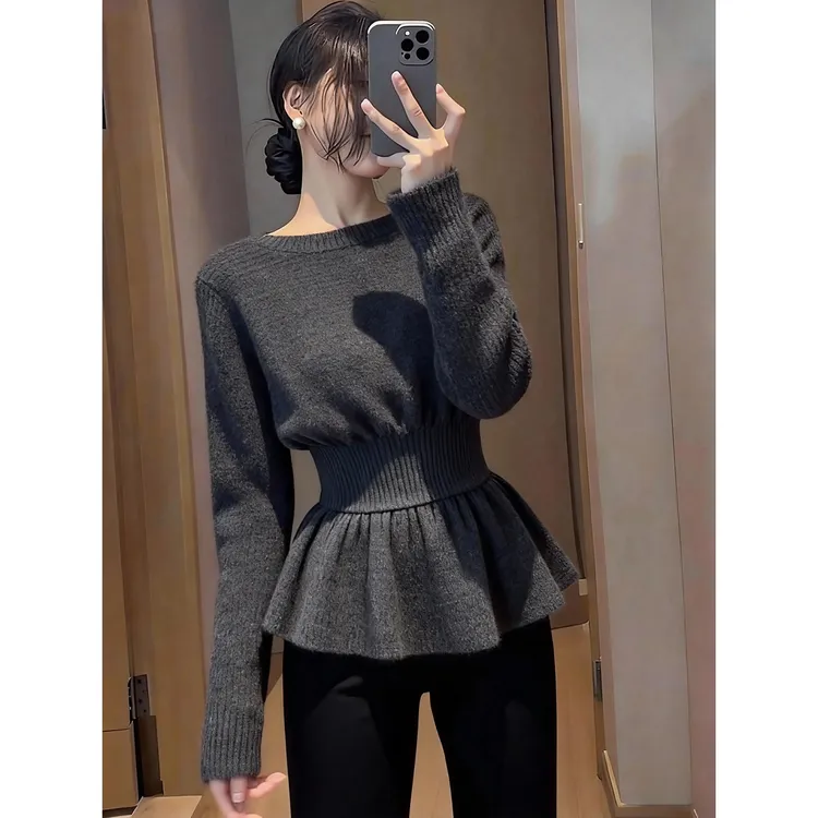 别致独特氛围感流行款慵懒深灰色上衣女2025冬收腰荷叶边下摆毛衣