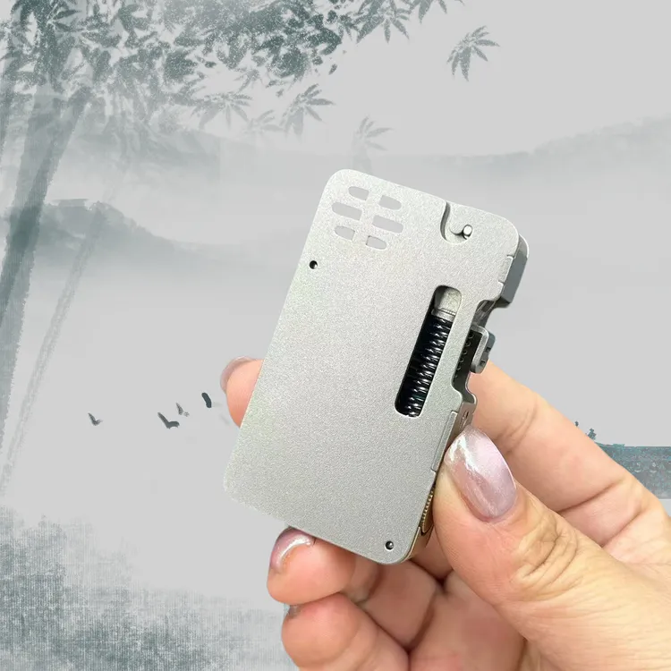 战壕战甲护盾WARARMOR钛合金斩梦复古弹射机械煤油打火机