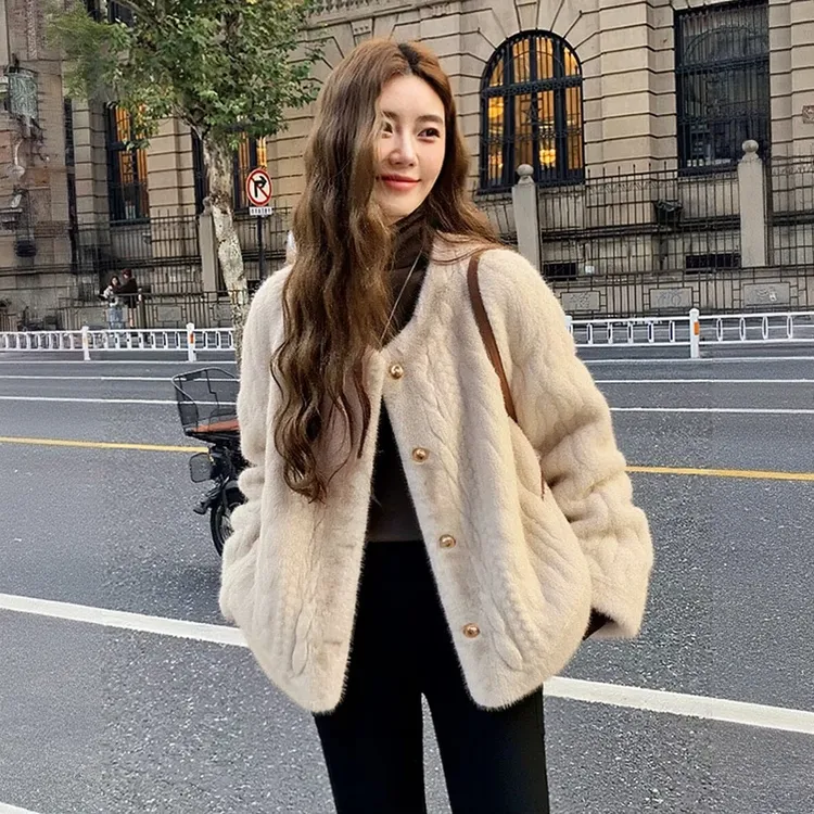 毛毛外套女2026新款爆款小香风独特超好看加厚毛绒一体短款上衣冬