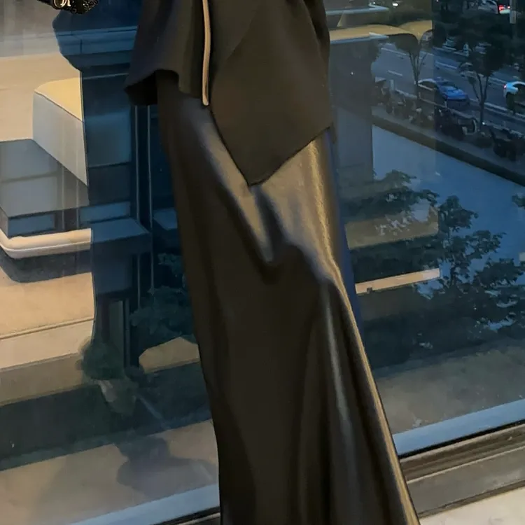 春日部【格调庄园】轻奢黑色垂顺光滑优雅气质A字包臀半身裙01216