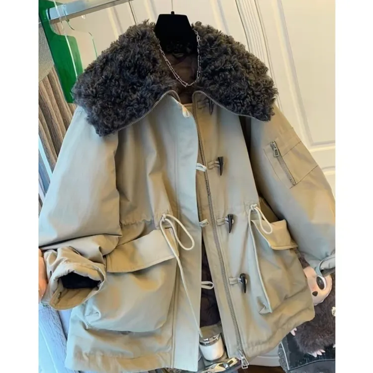 新款时尚洋气百搭女冬季工装风翻领棉服牛角扣大码抽绳派克服外套