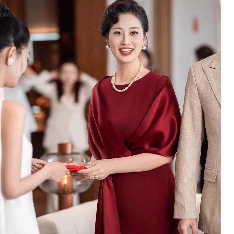 如翡2025秋冬新款喜妈妈高端气质时尚轻奢酒红色婚宴鱼尾礼服