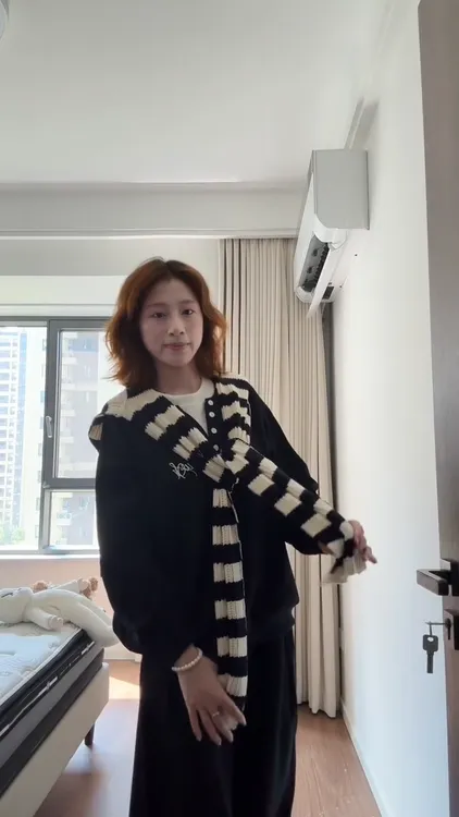 2055秋季新款韩系休闲运动黑色假两件卫衣裤子条纹披肩三件套装