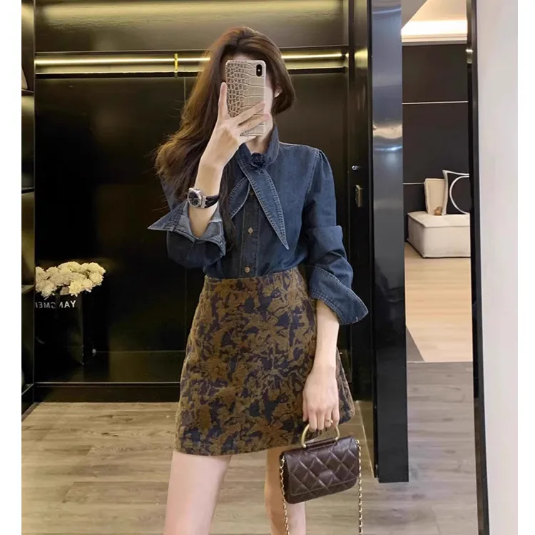 时尚复古蓝色花朵长袖牛仔衬衫女2025秋季新款独特别致衬衣上衣