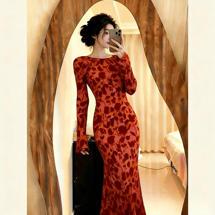 法式红色印花连衣裙女秋冬碎花高级感收腰显瘦长款气质修身裙子