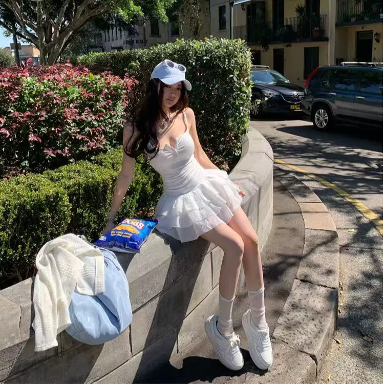 甜美白色吊带连衣裙女夏季修身收腰显瘦蛋糕裙子芭蕾风a字短裙子