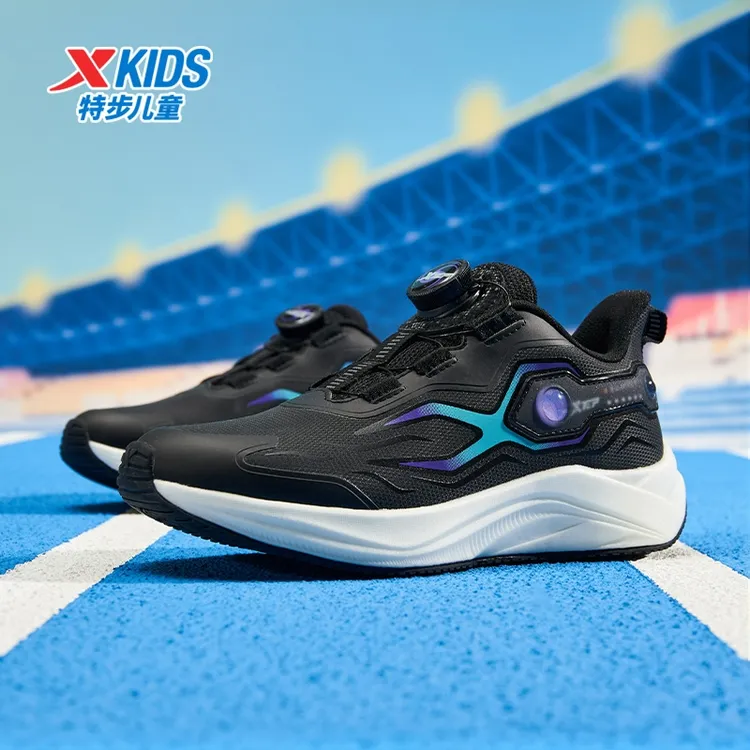 特步儿童冬季新款皮面跑步鞋大童户外防滑旋钮运动鞋676315119318