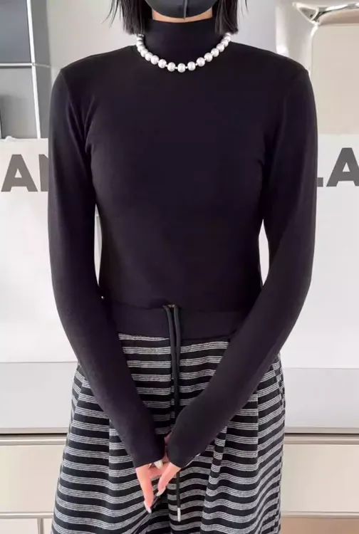 诗歌兰女装   2025冬款58965百搭黑正肩高领磨毛短款T恤打底衫