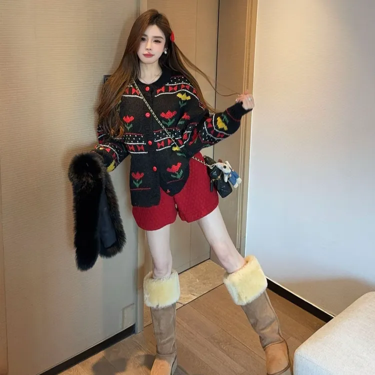 2025新款落雪圣诞岛泡菜订制复古提花针织毛衣夹棉菱形格短裤套装